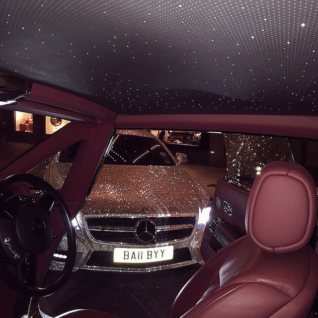 them nho dai truoc sieu xe mercedes dinh 1 trieu vien pha le lap lanh cua nu sinh nga