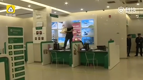 me khong cho 560 nghin dong di mua quan con trai cam dao phay den ngan hang lam loan