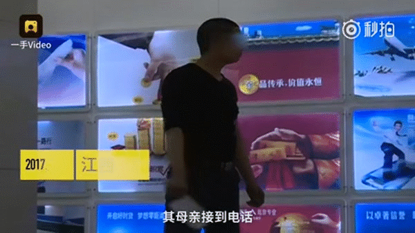 me khong cho 560 nghin dong di mua quan con trai cam dao phay den ngan hang lam loan