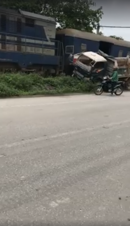quang ninh xe tai va cham voi tau hoa 1 nguoi nam bat dong tren duong
