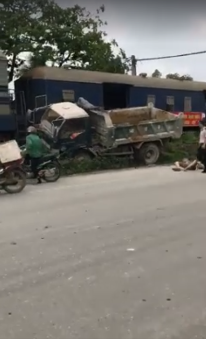 quang ninh xe tai va cham voi tau hoa 1 nguoi nam bat dong tren duong