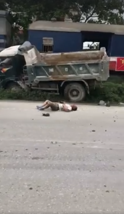 quang ninh xe tai va cham voi tau hoa 1 nguoi nam bat dong tren duong