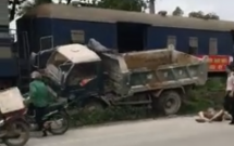 quang ninh xe tai va cham voi tau hoa 1 nguoi nam bat dong tren duong