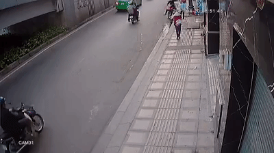 clip tai xe mai linh lao thang xe chan duong tau thoat cua ten cuop