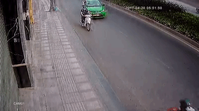 clip tai xe mai linh lao thang xe chan duong tau thoat cua ten cuop