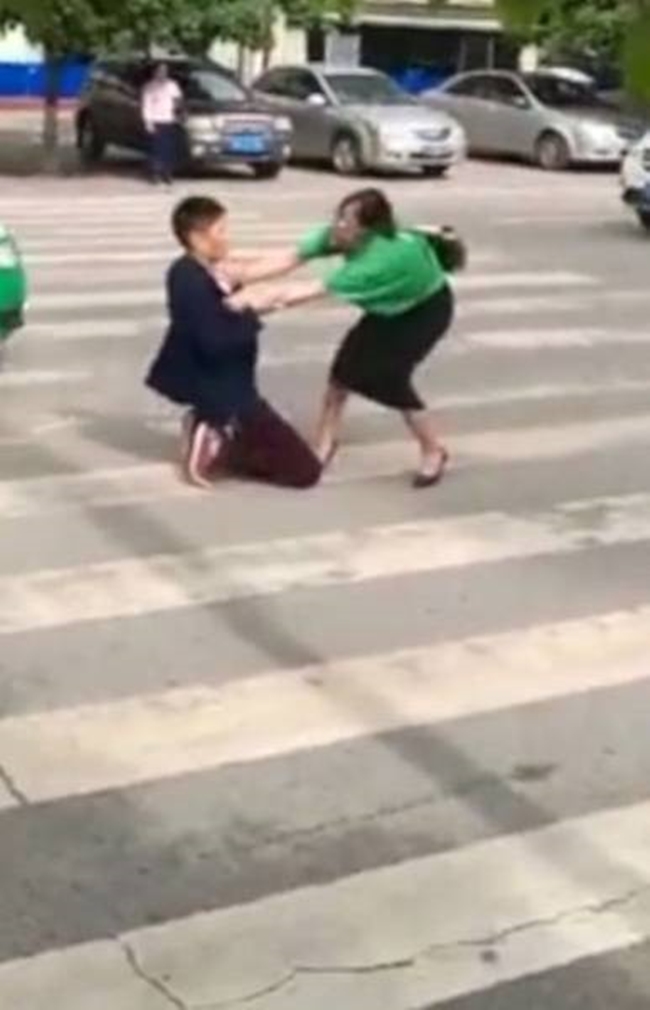 khong muon bi vo bo nguoi chong tre quy goi giua duong roi tu lay dao dam vao bung de xin tha thu