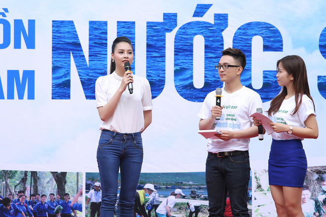 hoa hau bien pham thuy trang don rac trong cong vien