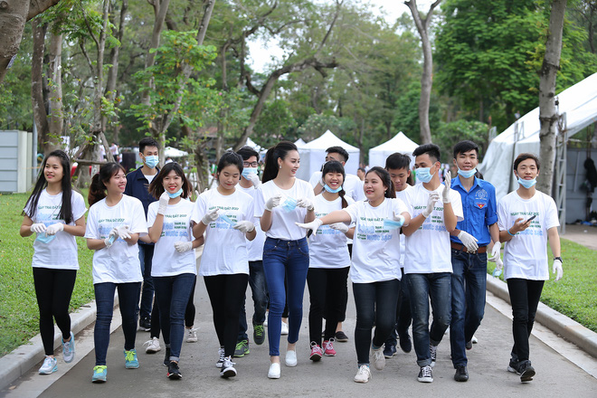 hoa hau bien pham thuy trang don rac trong cong vien