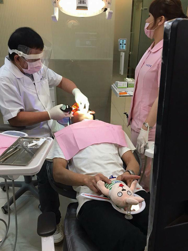 so dau nam thanh nien phai cau cuu gau bong trong phong kham rang