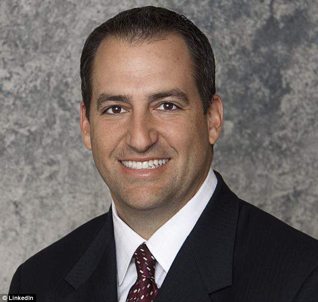 chan dung hanh khach dung cam dung len bao ve nguoi phu nu bi danh tren chuyen bay american airlines