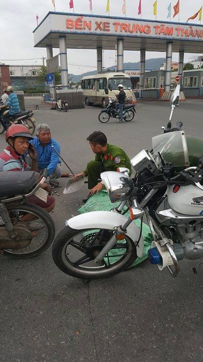 hanh dong dep cua cong an da nang khien cu dan mang thich me