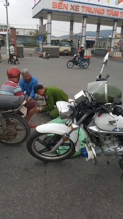 hanh dong dep cua cong an da nang khien cu dan mang thich me