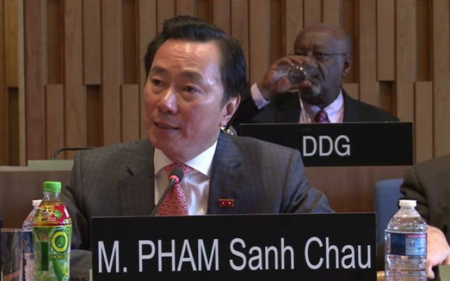 ong pham sanh chau mang theo chai tra xanh khong do di phong van chuc vu tong giam doc unesco