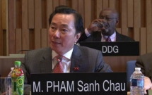 ong pham sanh chau mang theo chai tra xanh khong do di phong van chuc vu tong giam doc unesco