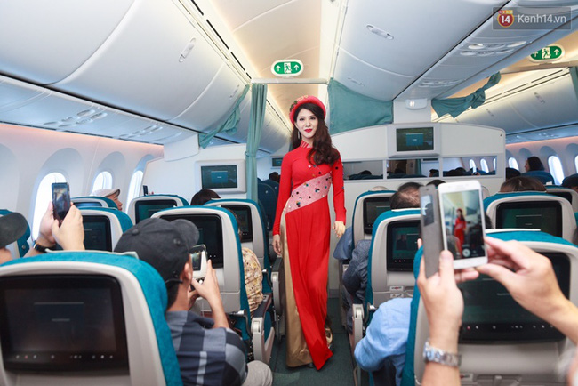 hanh khach thich thu khi tiep vien vietnam airlines trinh dien ao dai tren chuyen bay hoa binh vao ngay 304