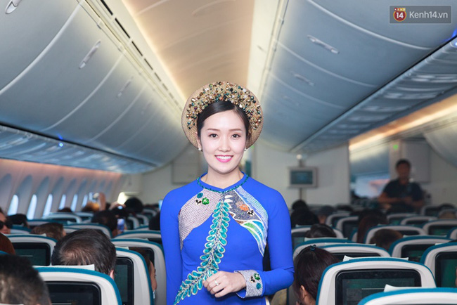 hanh khach thich thu khi tiep vien vietnam airlines trinh dien ao dai tren chuyen bay hoa binh vao ngay 304