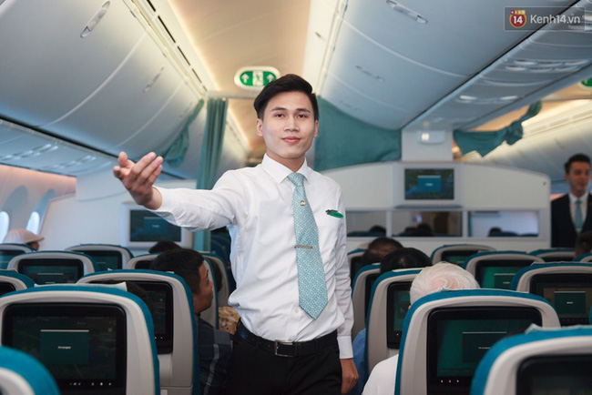 hanh khach thich thu khi tiep vien vietnam airlines trinh dien ao dai tren chuyen bay hoa binh vao ngay 304
