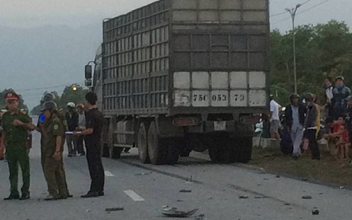 xe may va cham voi xe tai 2 nam thanh nien tu vong