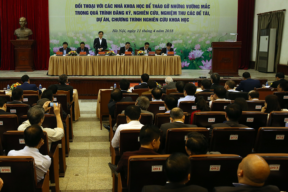 nha khoa hoc so vat lon voi quy trinh thu tuc va nguy co hanh chinh hoa nghien cuu