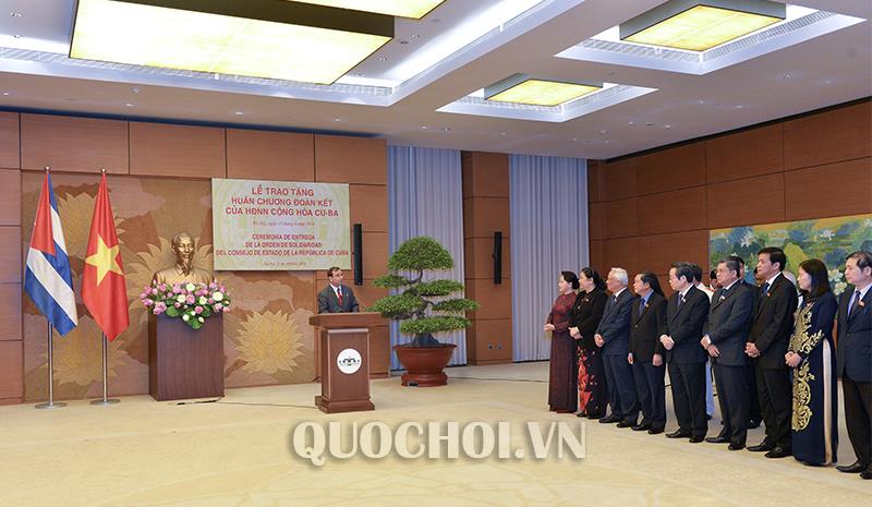 chu tich quoc hoi nhan huan chuong doan ket cua hoi dong nha nuoc cuba