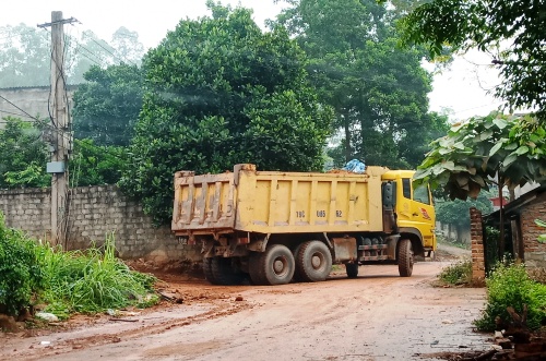 bat chap phap luat khai thac van chuyen dat trai phep tai xa phu ho
