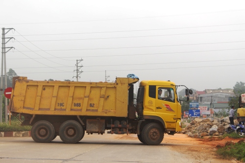 bat chap phap luat khai thac van chuyen dat trai phep tai xa phu ho