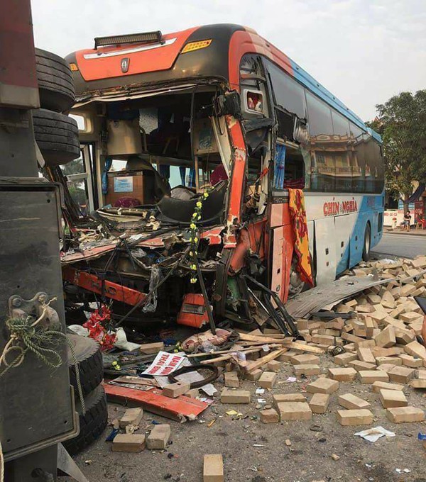 thai binh hang chuc nguoi dap cua kinh thoat than khi xe giuong nam va cham voi xe tai cho gach