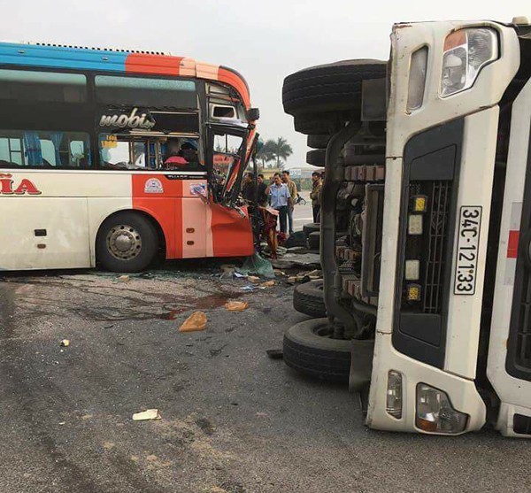 thai binh hang chuc nguoi dap cua kinh thoat than khi xe giuong nam va cham voi xe tai cho gach