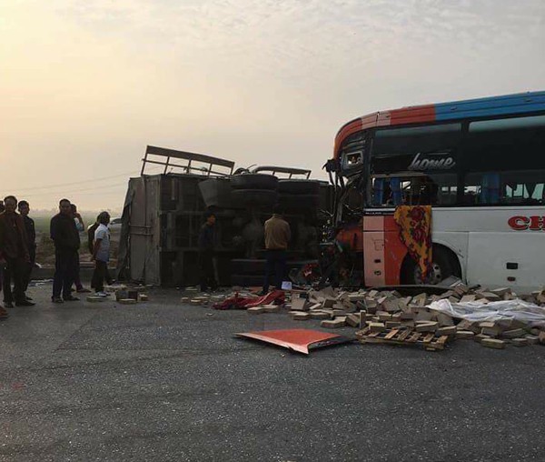 thai binh hang chuc nguoi dap cua kinh thoat than khi xe giuong nam va cham voi xe tai cho gach