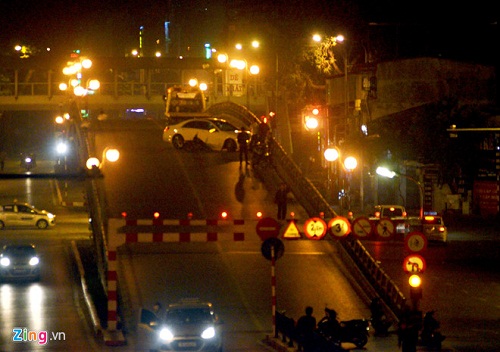 mercedes tong nat xe may tren cau vuot thai ha