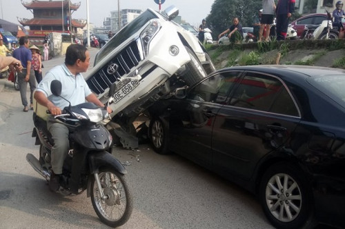 mercedes tong nat xe may tren cau vuot thai ha