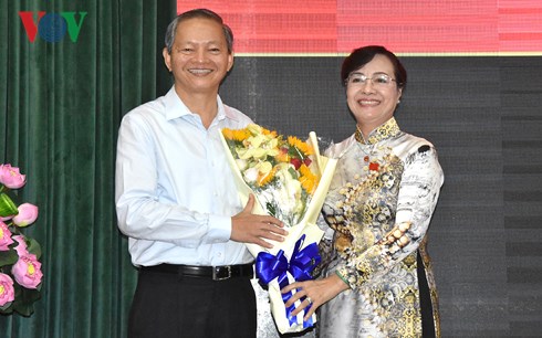 mien nhiem chuc danh pho chu tich ubnd doi voi ong le van khoa