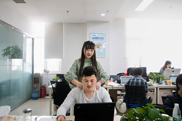 trung quoc hang loat cong ty cong nghe tuyen gai xinh mat xa cho lap trinh vien