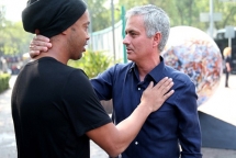 trong tu ronaldinho van ghi 5 ban giup doi nha vo dich gianh phan thuong chu lon nang 16 kg