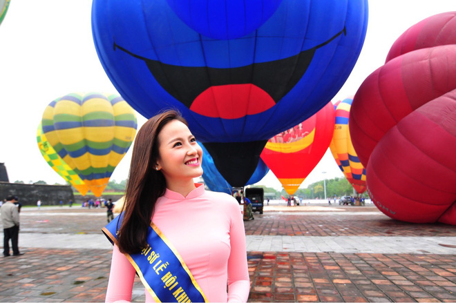 hoa khoi khanh ngan dep nen na trong ta ao dai