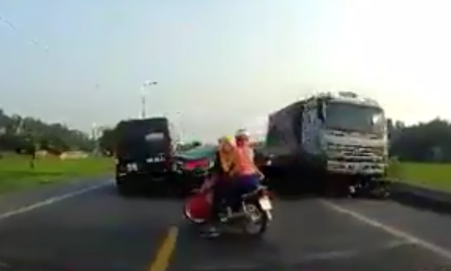 doi nam nu 9x bi xe tai di nguoc chieu can tu vong thuong tam