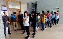 tu chuyen co gai chen ngang trong sieu thi cac sinh vien nghi gi ve van hoa xep hang ngay tai truong dh