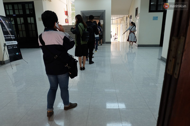 tu chuyen co gai chen ngang trong sieu thi cac sinh vien nghi gi ve van hoa xep hang ngay tai truong dh