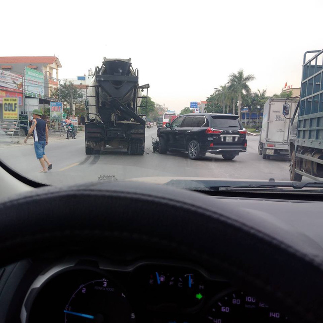 hai phong mai nhin tai nan xe bon dam nat dau lexus xe tai tong vao xe vios