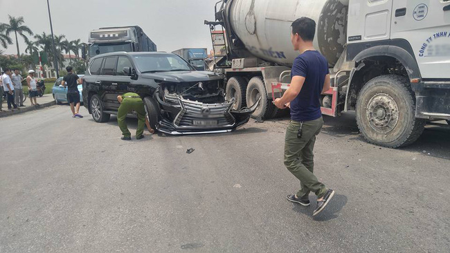 hai phong mai nhin tai nan xe bon dam nat dau lexus xe tai tong vao xe vios