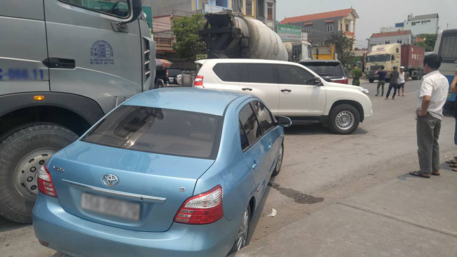 hai phong mai nhin tai nan xe bon dam nat dau lexus xe tai tong vao xe vios