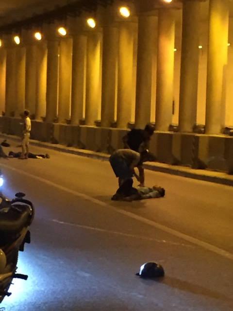 ha noi hai nam thanh nien lai xe exciter dam dai phan cach 1 nguoi bat tinh o ham kim lien