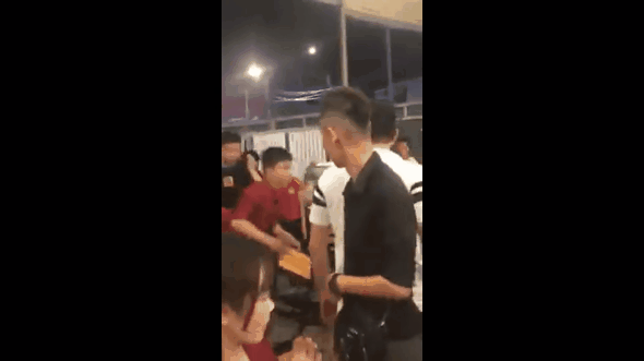 nam nhan vien tum toc hanh hung khach nu ngay trong quan nuong chu teo noi tieng sai gon