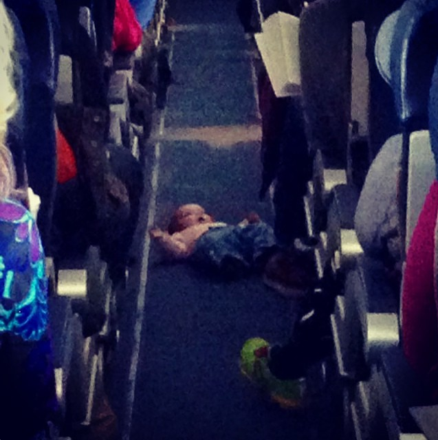 nhung tinh huong do khoc do cuoi tren cac chuyen bay