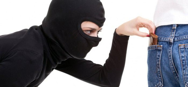 nghe loi ke lua dao nguoi phu nu ngay tho do nguyen chai coca vao may atm de doi tien bi mat