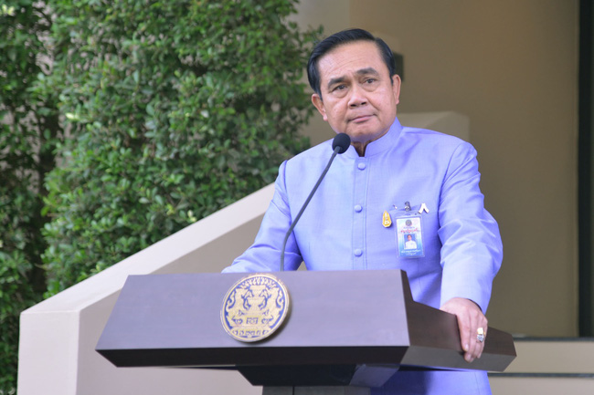 dan mang thich thu voi hinh anh thu tuong thai lan prayuth chanocha tha dang chuyen nghiep nhu nguoi mau quang cao