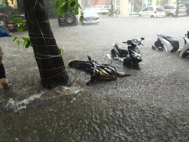 hai phong mua lon keo dai giua trua nhieu o to chet may trong bien nuoc