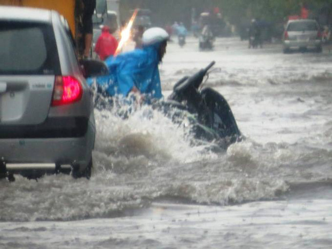 hai phong mua lon keo dai giua trua nhieu o to chet may trong bien nuoc