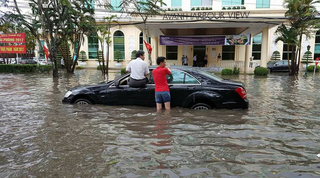 hai phong mua lon keo dai giua trua nhieu o to chet may trong bien nuoc
