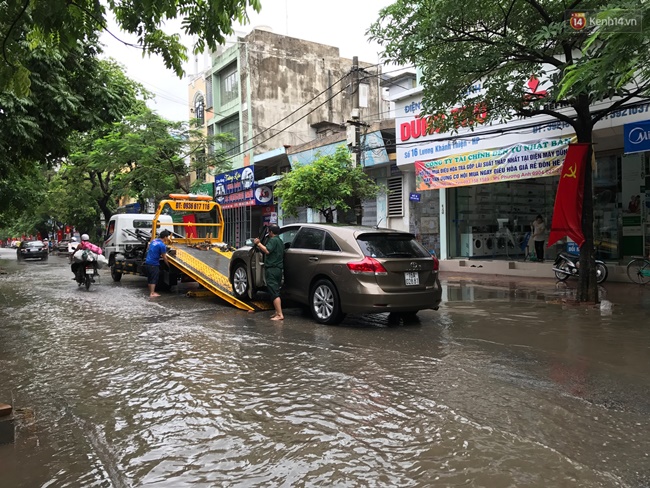 hai phong mua lon keo dai giua trua nhieu o to chet may trong bien nuoc